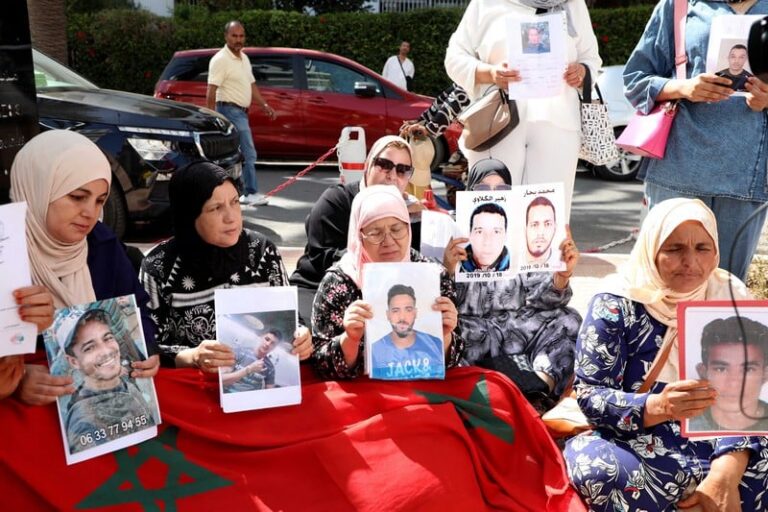 أسر شباب مغاربة في ليبيا تحتج بالرباط لمعرفة مصير الأبناء المفقودين