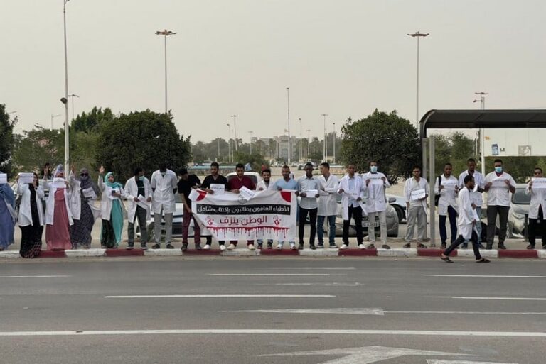 أطباء موريتانيون يلوّحون بالهجرة إلى المغرب