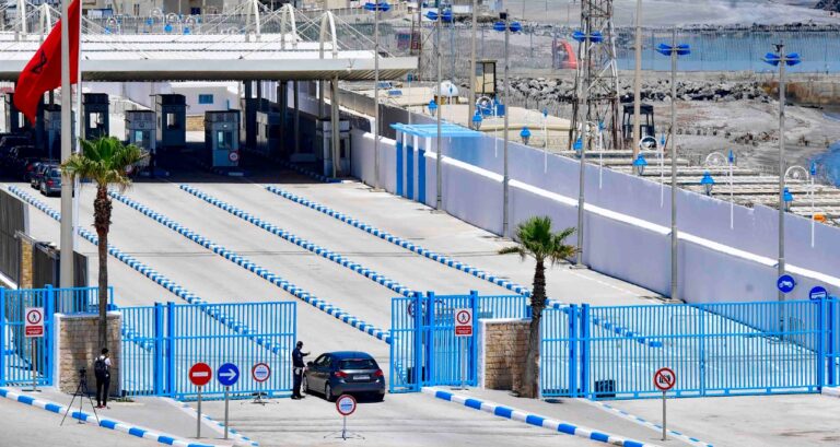 المغرب يوقف فجأة نشاط المعابر التجارية مع سبتة ومليلية.. وصمت رسمي يزيد الغموض