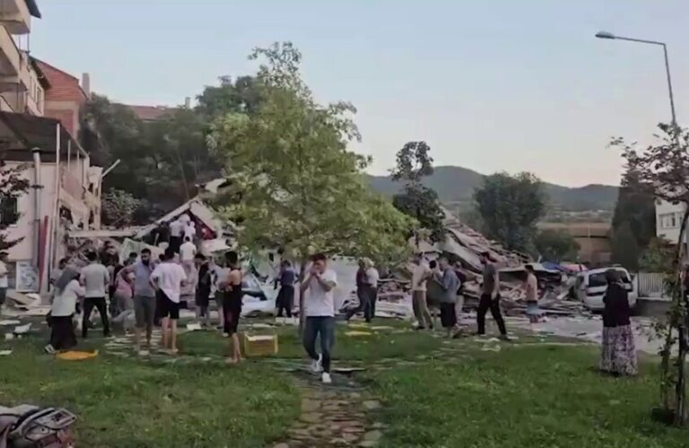 تركيا.. زلزال قوي يدمر عددا من المباني والمنازل