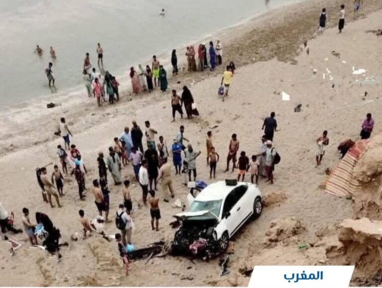 سقوط سيارة من أعلى جرف بشاطئ تفنيت
