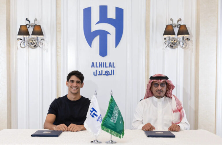 الهلال السعودي يجدد عقد حارسه ياسين بونو