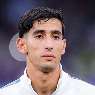 رد فعل مفاجئ من المغربي نايف أكرد بعد الاعتداء عليه في مطار مارسيليا