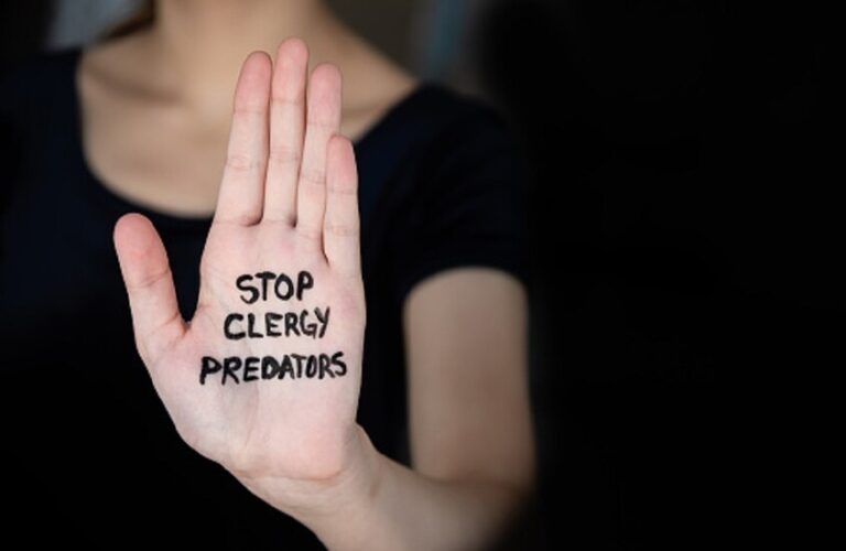 منظمة مغربية تدعو إلى ملاحقة كاهن فرنسي متورط في اعتداءات جنسية