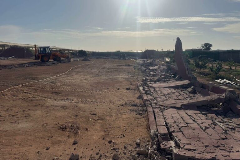 حملة صارمة في تكاظ: السلطة المحلية تُهدم أسواراً عشوائية وتُؤكد على سيادة القانون